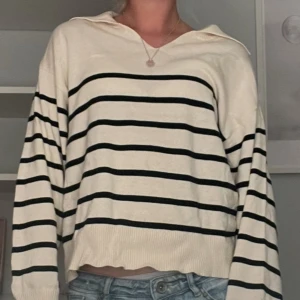 Randiga tröjor  - Jag säljer två likadana  randiga tröjor i vit och blått båda är i från Gina Tricot och är i storlek 146/152 100 kr för båda 💓
