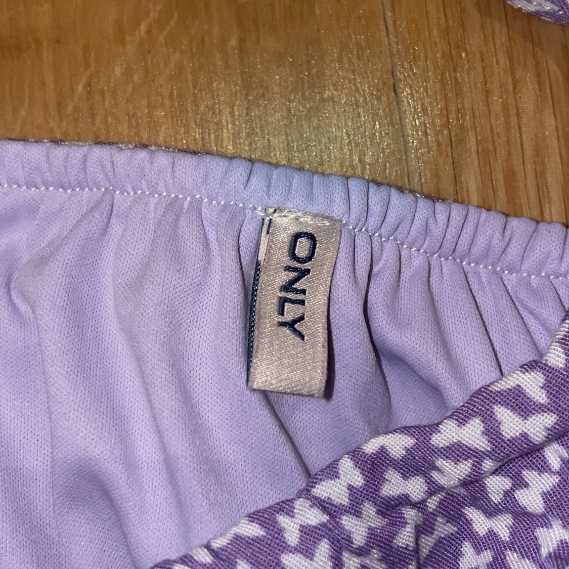 Lila långklänning med mönster från ONLY - 2