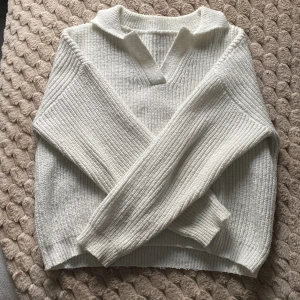 vit stickad  - vit stickad tröja med krage och v-ringad. 