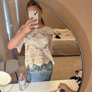 Vit spetsblus  - Super söt blus! Köptes för 500:-, aldrig använd då jag har fler liknade! Storlek XS/S!💘🥹