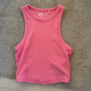 Rosa ribbad croppad linnetop  - Säljer en rosa croppad linnetopp.Perfekt för varma dagar eller att styla lager på lager💕