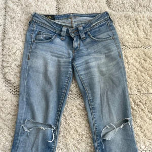Ljusa blå ripped jeans från Lee - Skit snygga Lee jeans. dem kommer inte till användning tyvär men det är inget fel på dem!❤️ står ingen storlek men jag har 40 rakt över midjan och dem sitter perfekt. dem är avklippta så dem skulle passa någon som är runt 165 max. 