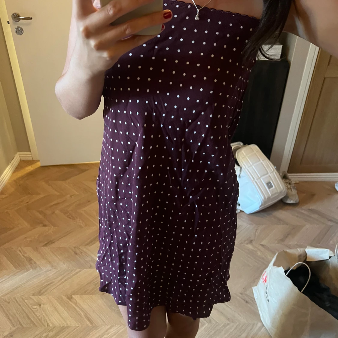 Vinröd prickig tubklänning