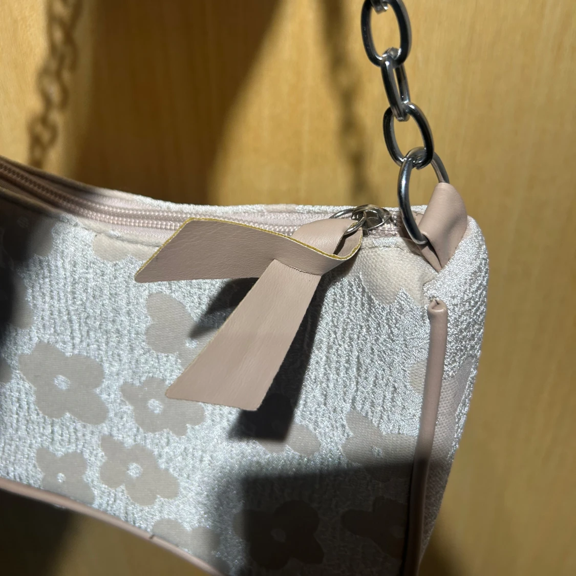 Beige blommig axelväska med kedja - 2