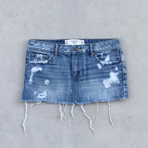 Abercrombie & Fitch 2010s low rise micro mini jeanskjol  - så fin jeanskjol i nyskick 💜 super snygg färg och design 💜priset är fast