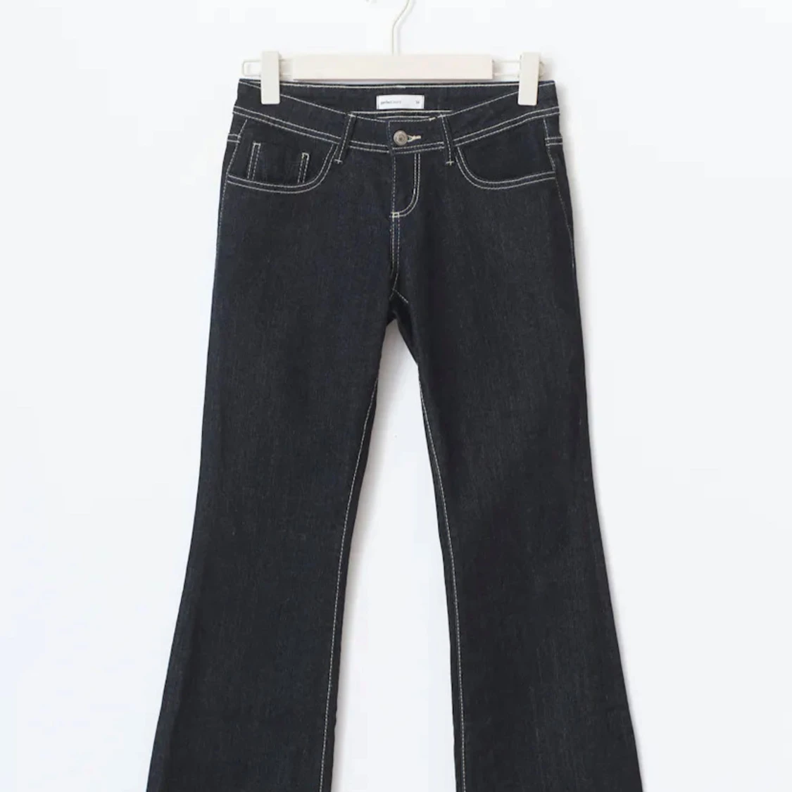 Mörkblåa bootcut jeans med kontrastsömmar - 2