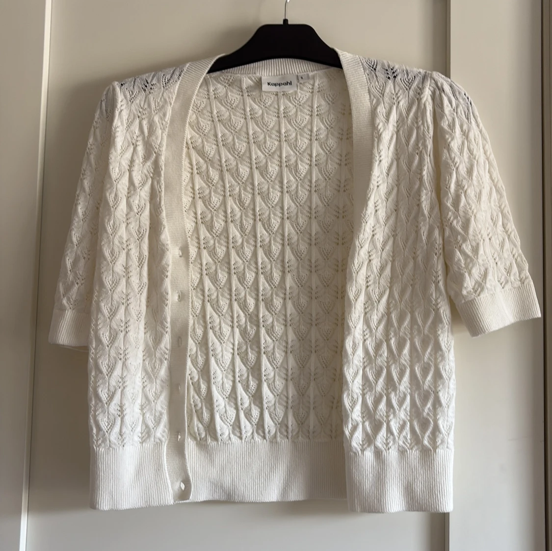 Vit stickad kofta från Kappahl