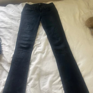 Mörkblå bootcut jeans från LTB - Säljer ett par mörkblå jeans (nästan svarta) från LTB med låg midja.