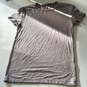 Beige och vit basic t-shirt lager 157 - Två klassiska t-shirts från lager 157 i beige och vitt. Modellen är rak med rund hals och korta ärmar, perfekt för en chill och enkel stil. Materialet är mjuk bomull som känns skönt mot huden. Passformen är normal och funkar till det mesta.