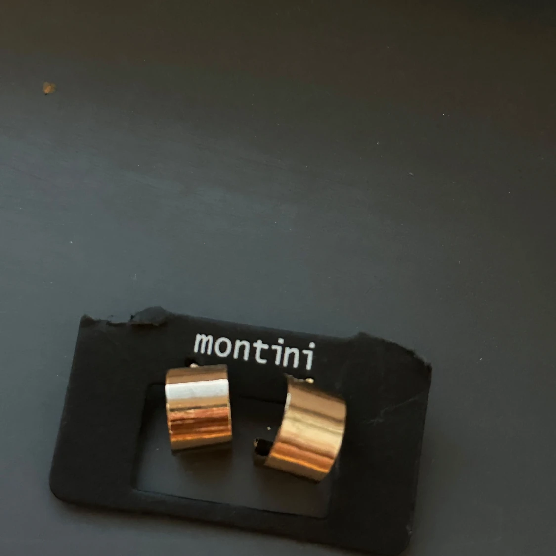 Guldiga örhängen från Montini