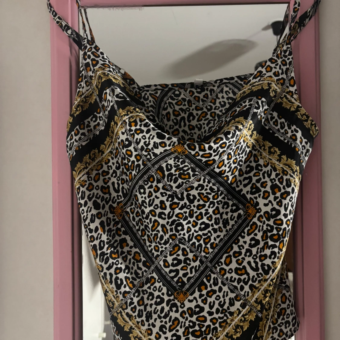 Leopardmönstrad satin topp med kedjedetaljer - 2