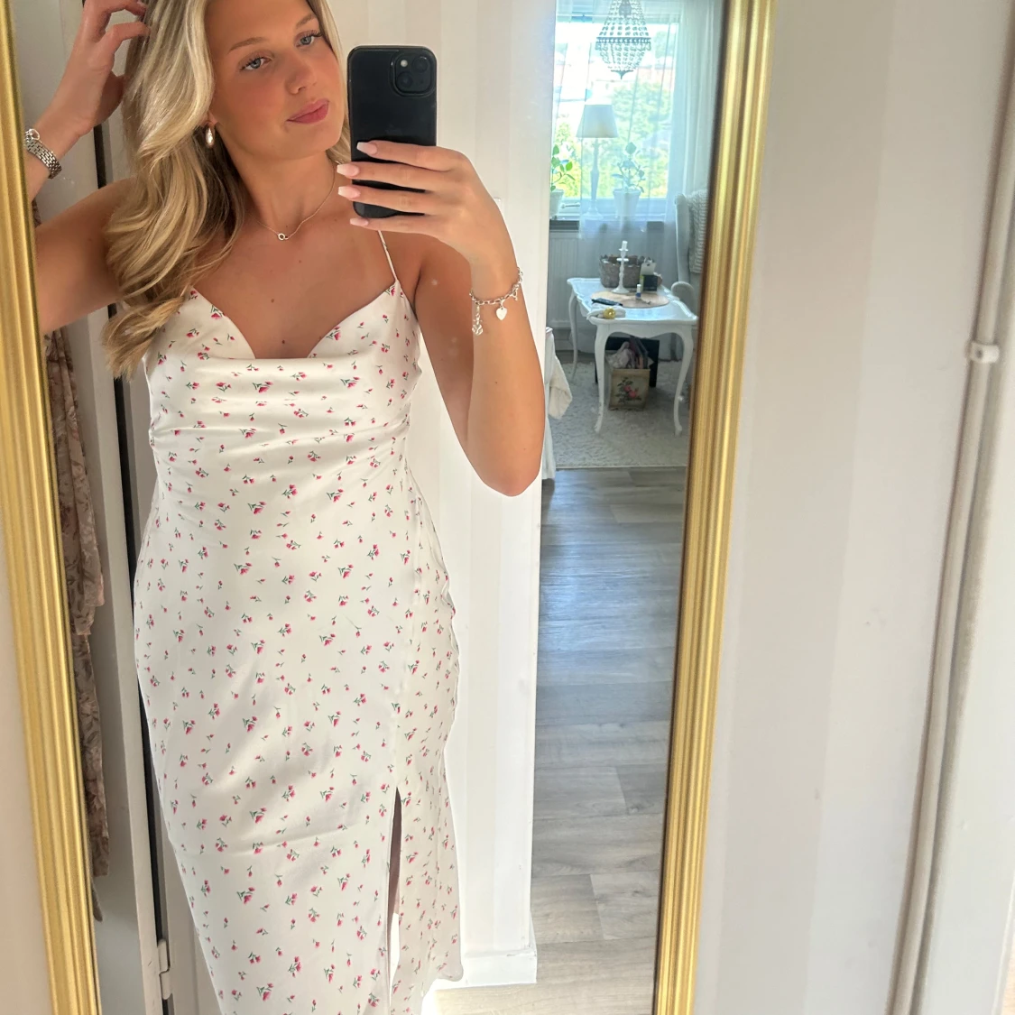 Vit långklänning med blommigt mönster