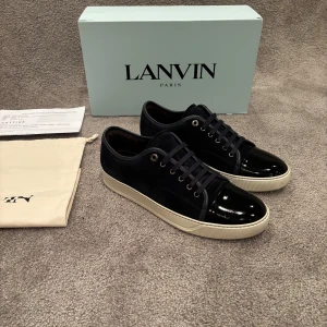 Lanvin Captoe  - Hej! Säljer nu dessa väldigt populära och eftertraktade lanvin skorna! Storlek UK 8 vilket motsvarar 42 i EU storlek!  Skick 10/10 (helt nya) Allt OG tillkommer vid köp, (Box, Dustbag) Ny pris= 5000 kr Säljs för= 3199 kr