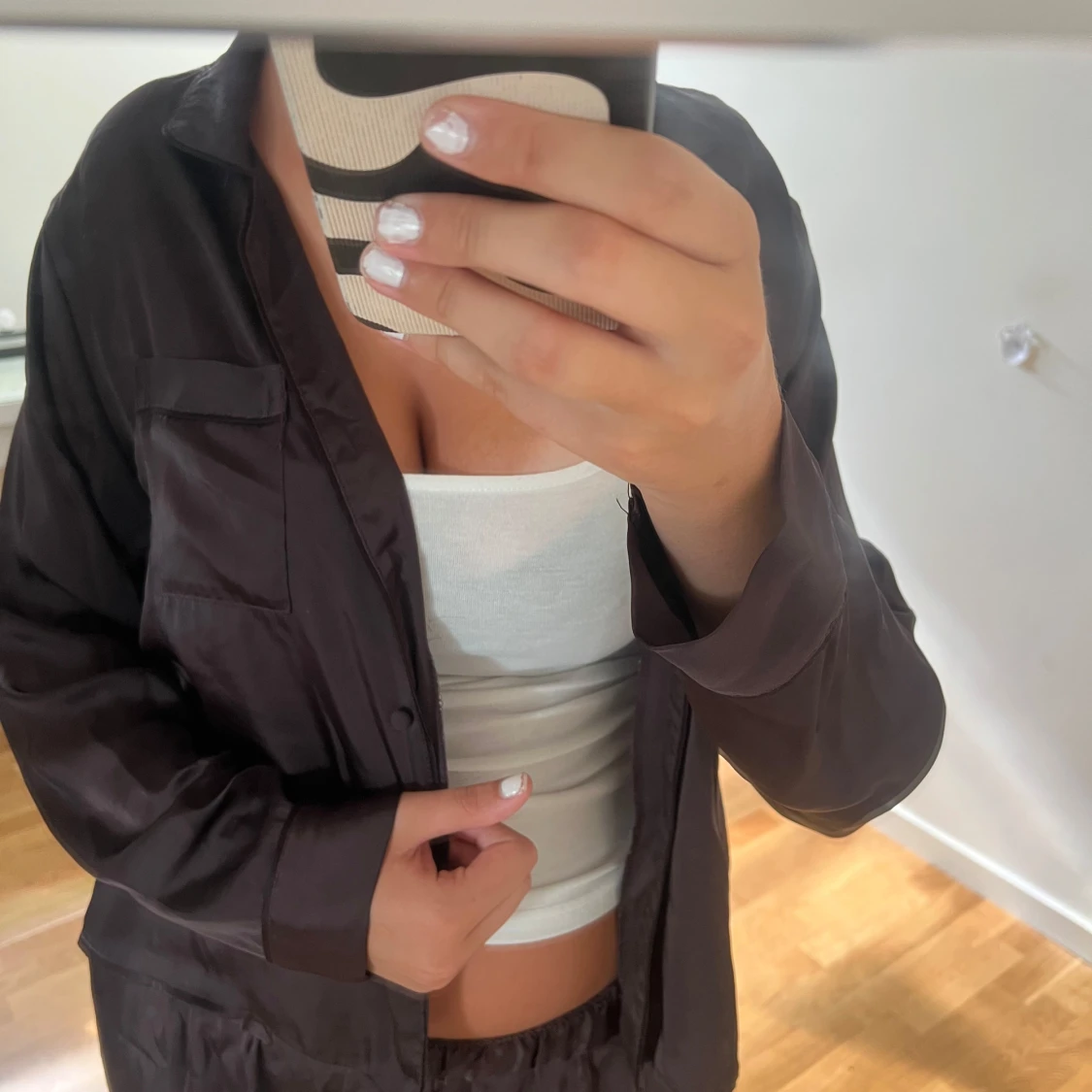 Bruna vida pyjamasbyxor i satin-look och matchande skjorta  - 2