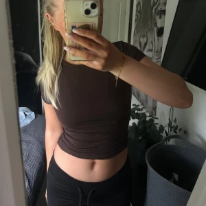 Brun topp Gina Tricot - Brun tight T-shirt/topp från Gina Tricot. Aldrig använd🤍S men passar även xs 