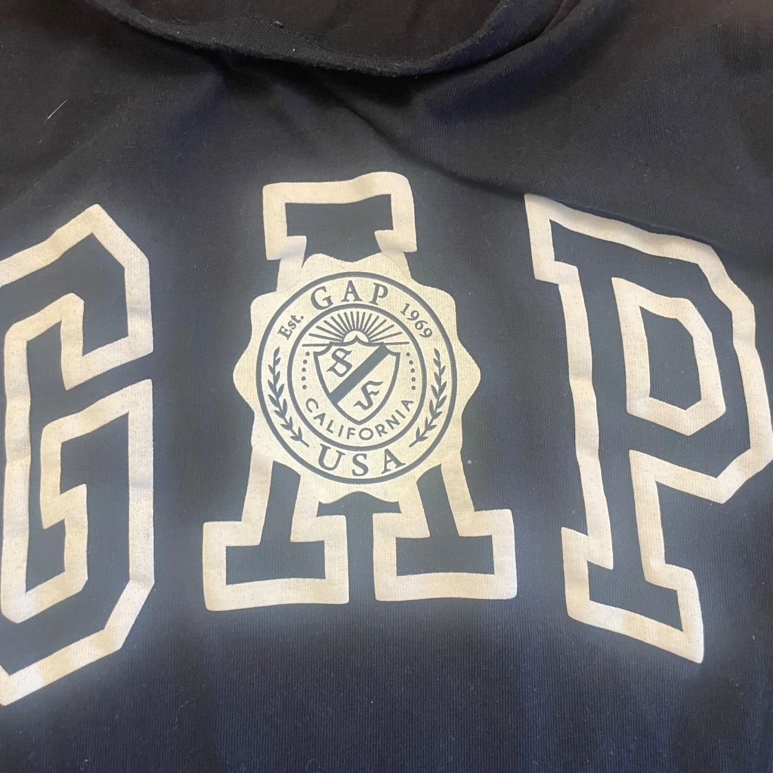 Mörkblå GAP t-shirt med tryck - 1