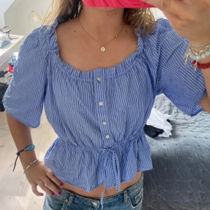 Blå blus - Så fin blå blus, aldrig använd!! 