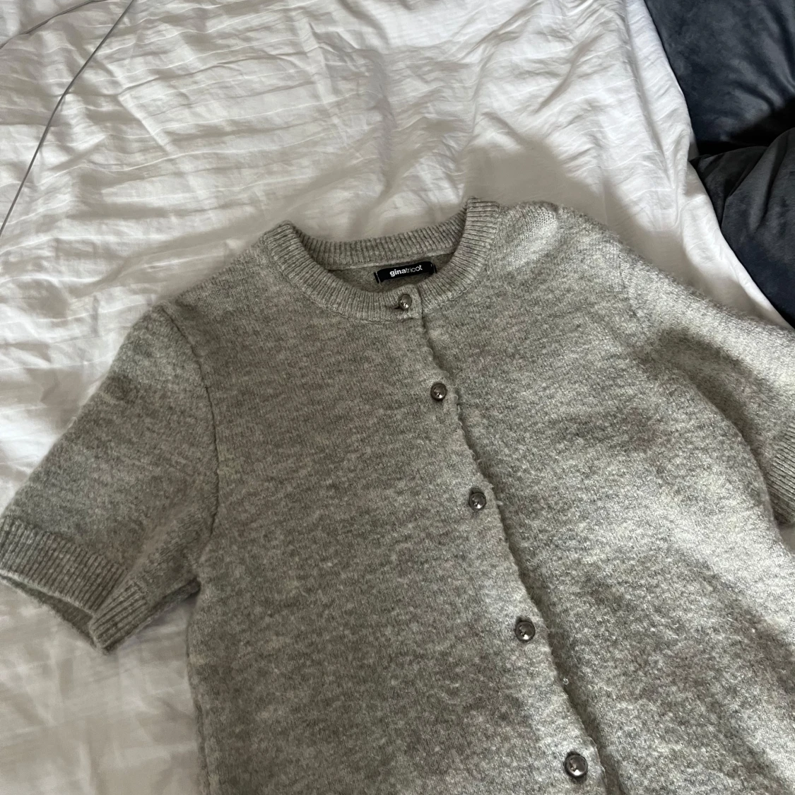 Grå stickad kofta från Gina Tricot - 3