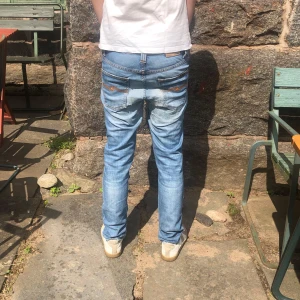Nudie jeans grim Tim  - Sälje ett par nudie jeans med snygga slitningar. Modellen är grim Tim. Storleken är 30/32. Han på bilden är 178 och väger 60 kg