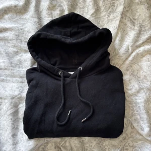 Hoodie - Helsvart fräsch hoodie, inga skavanker eller fläckar! 