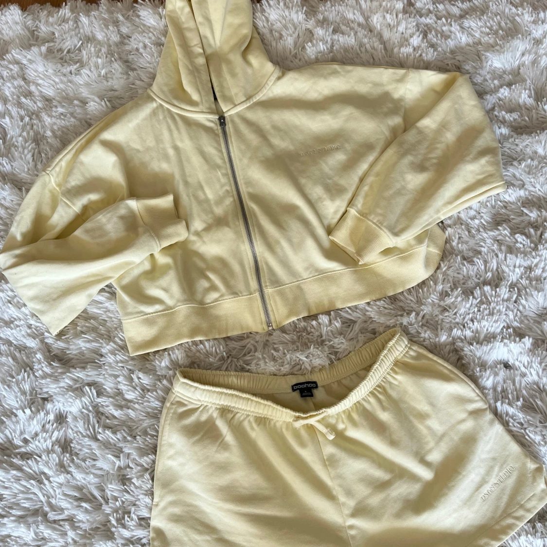 Ljusgult mjukisset från Boohoo DSGN Studio