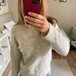 Ljusbeige stickad tröja från & Other Stories - ljusbeige/grå stickad tröja från & Other Stories i storlek XS. Använd några gånger men säljer då den ej kommer till användning längre 💓