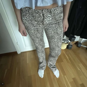 Leopardmönstrade jeans  - Säljer ett par snygga jeans med leopardmönster i svart och beige. Byxorna är bootcut.