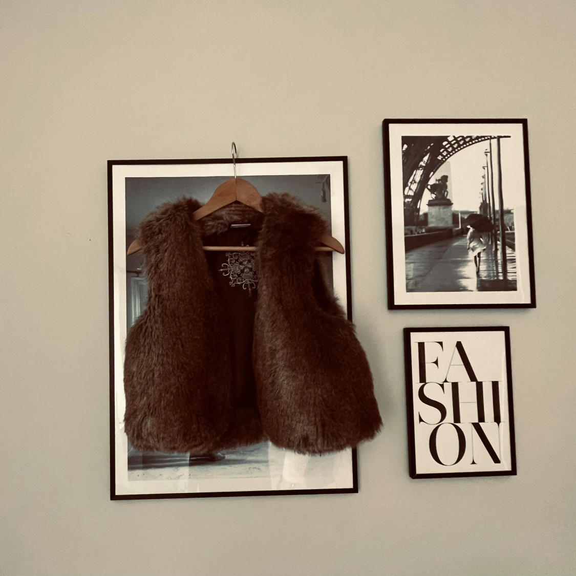 Brun pälsväst i syntet