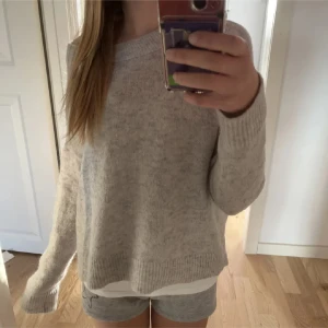 Stickad tröja - Superfin ljusgrå stickad tröja.