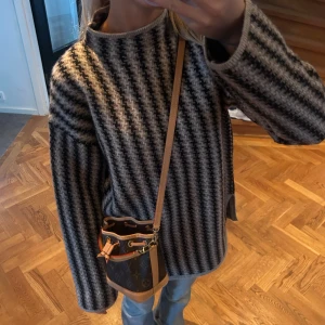 Stickad tröja❤️❤️ - Säljer denna sjukt snygga stickade tröja wow såååå cool❤️❤️❤️❤️