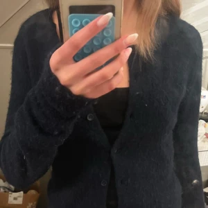 Marinblå stickad kofta  - Supersöt kofta i nyskick! Den är i ullblandning med alpaca ull! Säljer en likadan i grå! 🩷