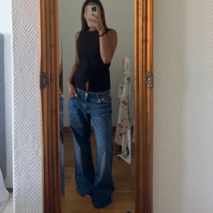 NAKD  jeans med låg midja - NAKD jeans, använda 2 gånger och passar mig som är 162cm ❤️ storlek 38 men sitter baggy/låg midjat på mig som vanligtvis har 36 