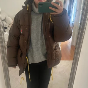 Fjällräven jacka - OBS!!!!!!!!!‼️‼️‼️ Finns några mindre skador på jackans men inget som syns när man har på sig den! Kan skicka fler bilder privat!  Kan även mötas upp i Stockholm!!!   super snygg fjällräven, använd 2 vintrar så fortfarande i ny skick, vara bara 2 vita fläckar som inte försvinner men verkligen inget som syns vid användning. I storlek xs men eftersom fjällräven jackor är stora i storleken så skulle denna uppskattas som xs-m