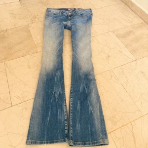 Replay superlågmidjade bootcut jeans - Sååå sjukt snygga bootcut jeans från replay! Säljer då de inte passar därför har jag ingen bild på! 💓❤️🙏🏼 midjemått rakt över: 38 cm innebenslängd: 80 cm
