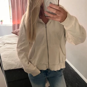 Vit ziptröja med dragkedja - Mysig kofta, säljer då jag inte har något behov av denna😊