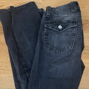 Svarta jeans från Gina Tricot, stl 158 - Svarta jeans från Gina Tricot, säljes pga rensning av garderob. De är lågmidjade med en femficksmodell. Skriv om funderingar.