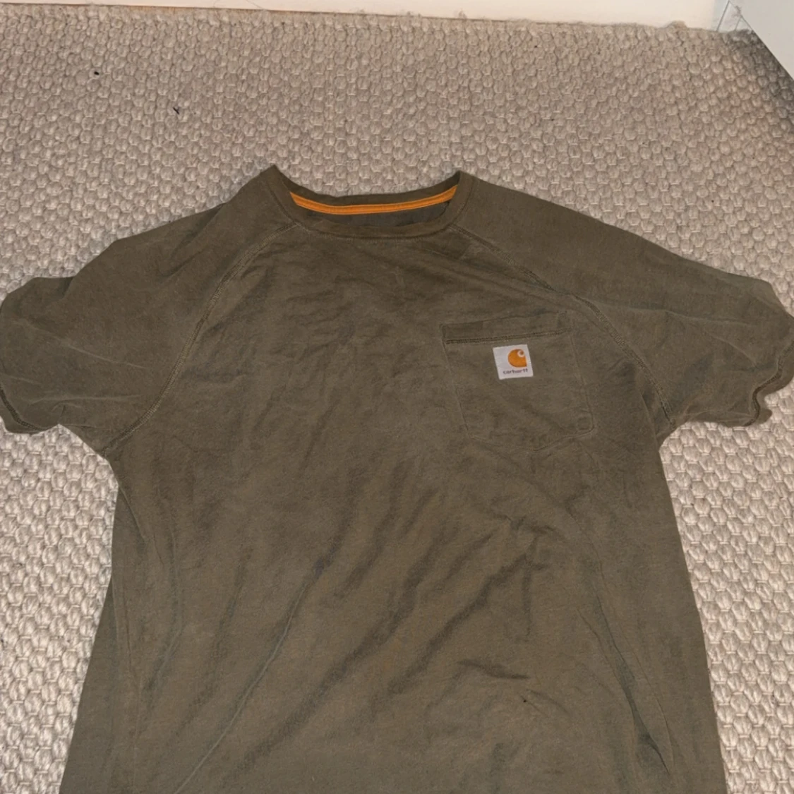 Olivgrön Carhartt t-shirt med ficka