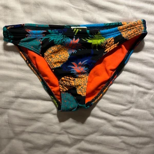 TYR träningsbikini - Bikiniunderdel från TYR i storlek xs, men passar även s då man kan justera midjan med snörena. I nyskick. Pris går att diskutera!