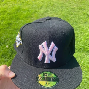 New Era fitted cap - 57.7cm (7 1/4) getting sent same day as the purchase dm me for more questions