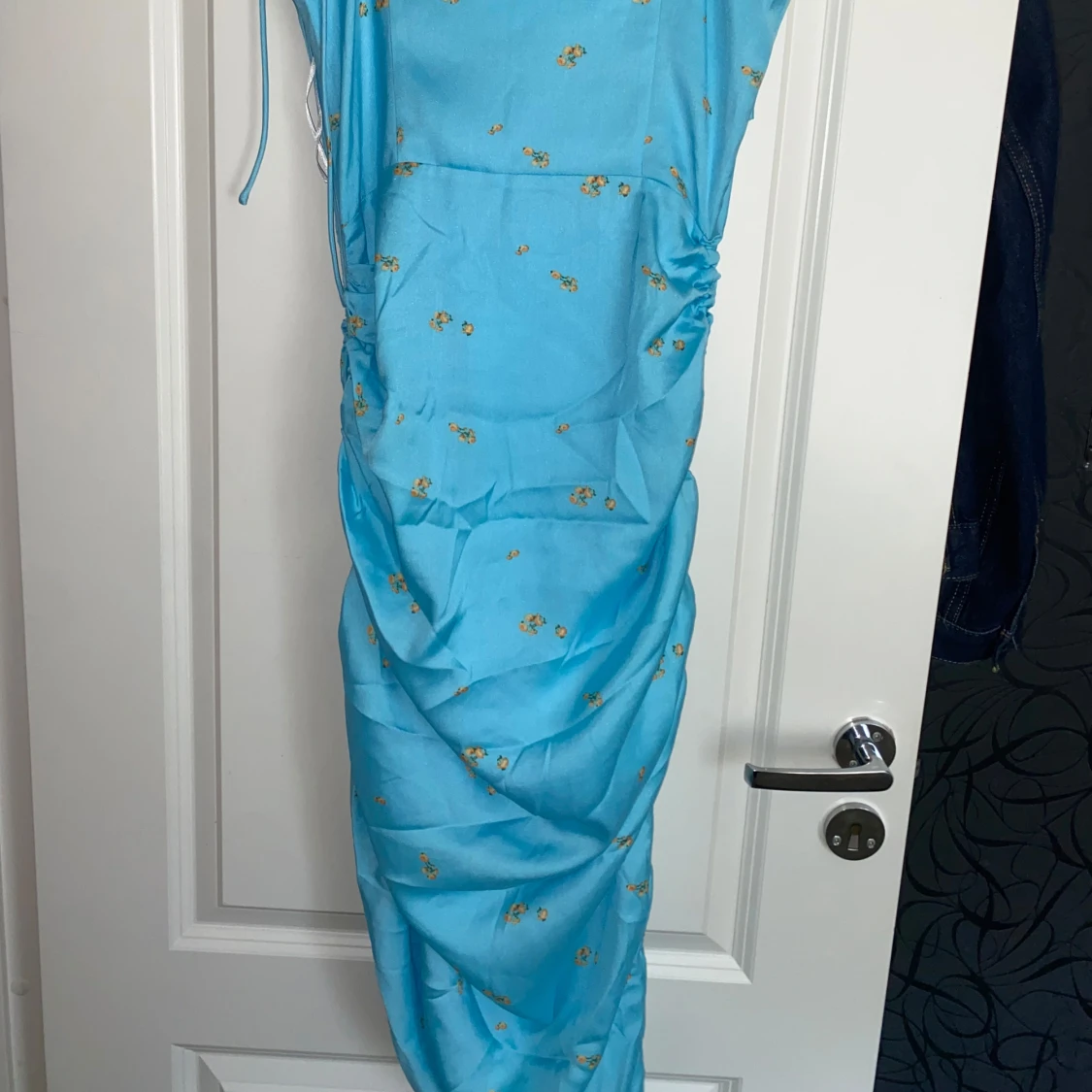 Blommig blå långklänning från Adoore - 1