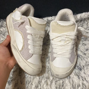 Vita och beige sneakers från Zara - Snygga sneakers från Zara i vitt och beige använda en gång skit snygga skor för er som gillar streetwear tror inte dem säljer dem längre därför är dehär jätte bra för er skriv gärna vid funderingar så svarar jag inom kort 😉