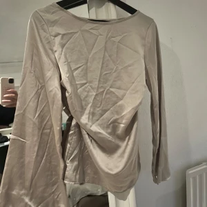 Fest topp/blus  - Skit snygg fest topp/blus perfekt nu till höst och vinter! Den är i silkes material och skiftar lite mellan ljus rosa, beige och vit! 