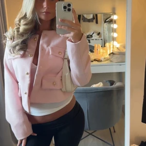 Ljusrosa jacka - Super fin jacka! Helt nytt skick! Köparen står för frakten .