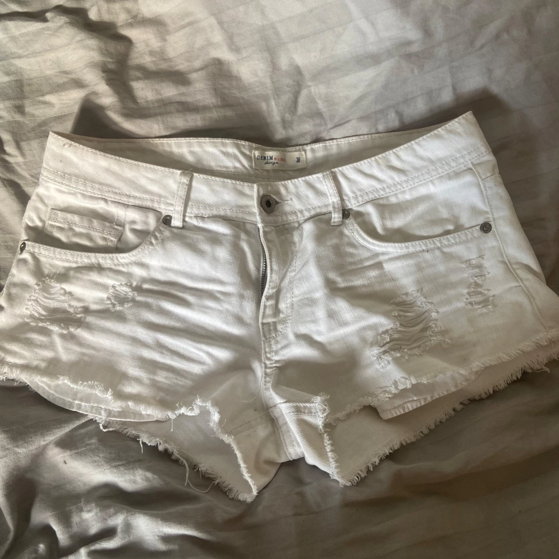 Vita jeansshorts från Lindex, strl 38