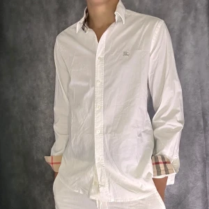 Burberry skjorta - Mycket fint skick | Size L passar M  | fraktar spårbart inom 24 timmar |  för att köpa klicka ” köp nu” | vid frågor skriv ett meddelande |