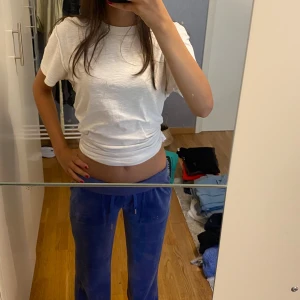 Blå velourbyxor Juicy Couture XXS - Säljer pågrund av att dem andvänds inte och är för långa. Knappt andvända bra skick. 