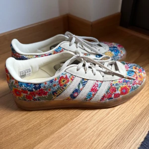 Adidas Gazelle Liberty blommiga sneakers - Limiterade Adidas Gazelle sneakers i samarbete med Liberty London, använda max 4 ggr. Går ej att köpa längre