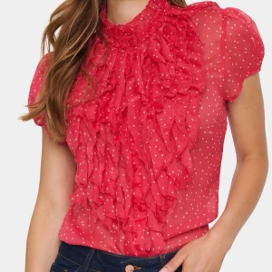 Blus från Saint Tropez - Söt blus/skjorta från Saint Tropez som endast blivit använd en gång. Nypris: 499, säljer för 350kr. (Priset är diskuterbart). Storleken är xs. Hör av er vid intresse💕