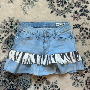 Snygg unik volang jeanskjol  - Handsydd 💕med zebra mönster 