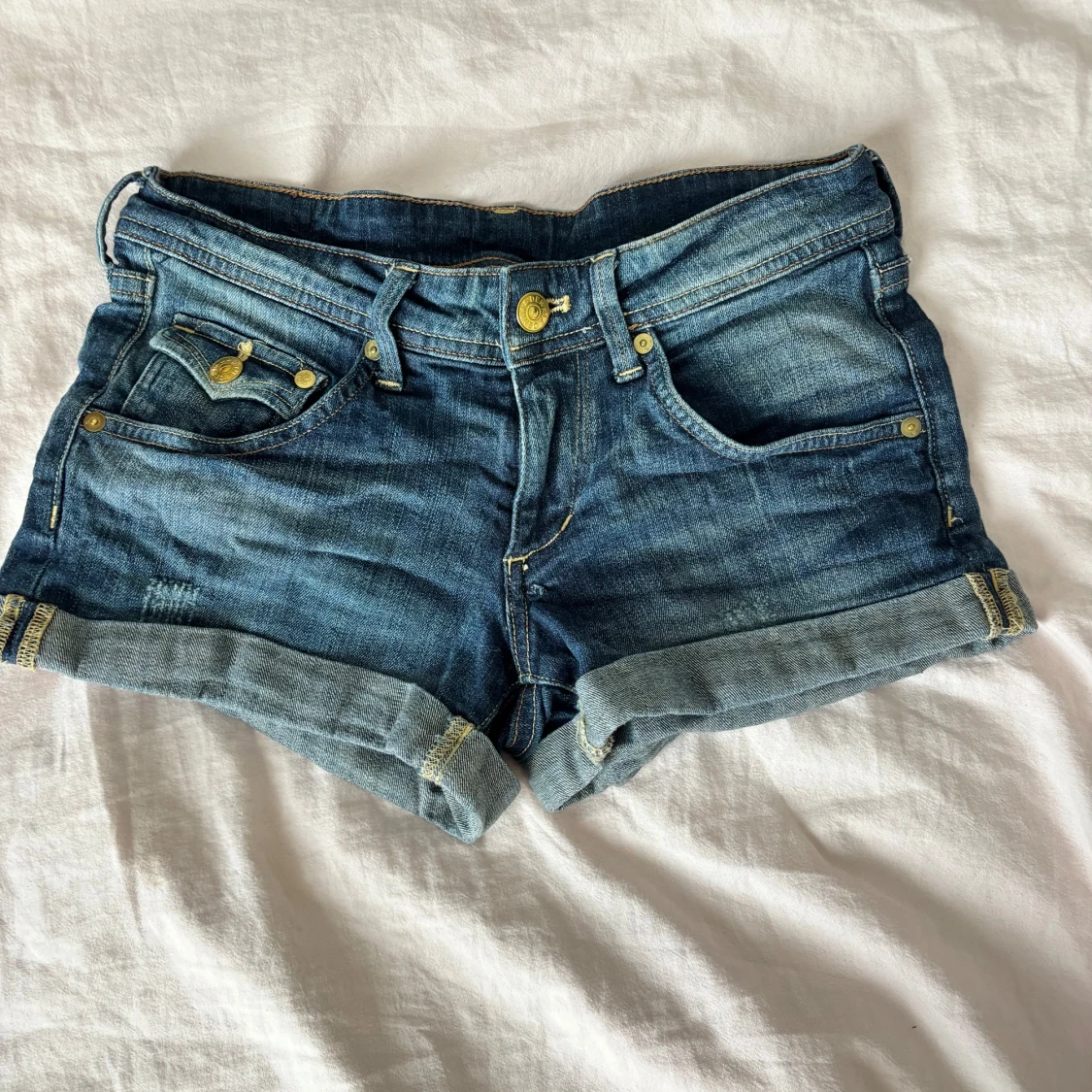 Blå jeansshorts från H&M - 1